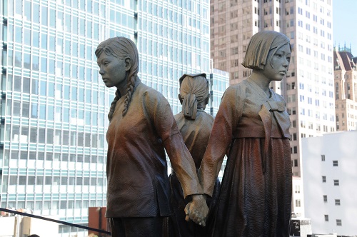 资料图：这是9月22日在美国旧金山市圣玛丽广场拍摄的“慰安妇”塑像。新华社记者马丹摄