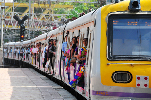 资料图片：一辆满载乘客的火车开进孟买站。新华社记者 汪平 摄