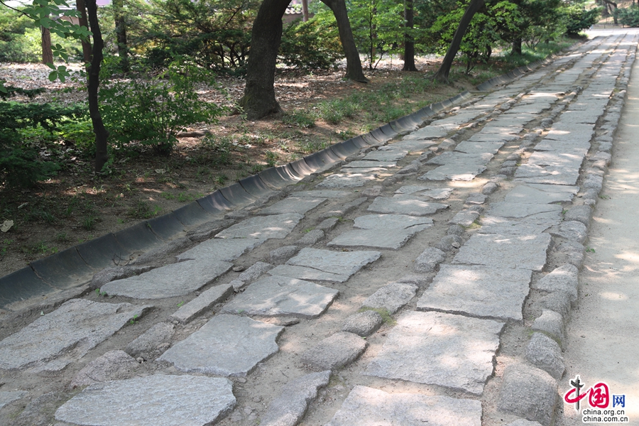 宗庙神路分为三路