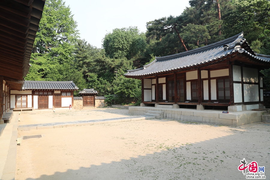 斋室正室两侧建有侧室建筑