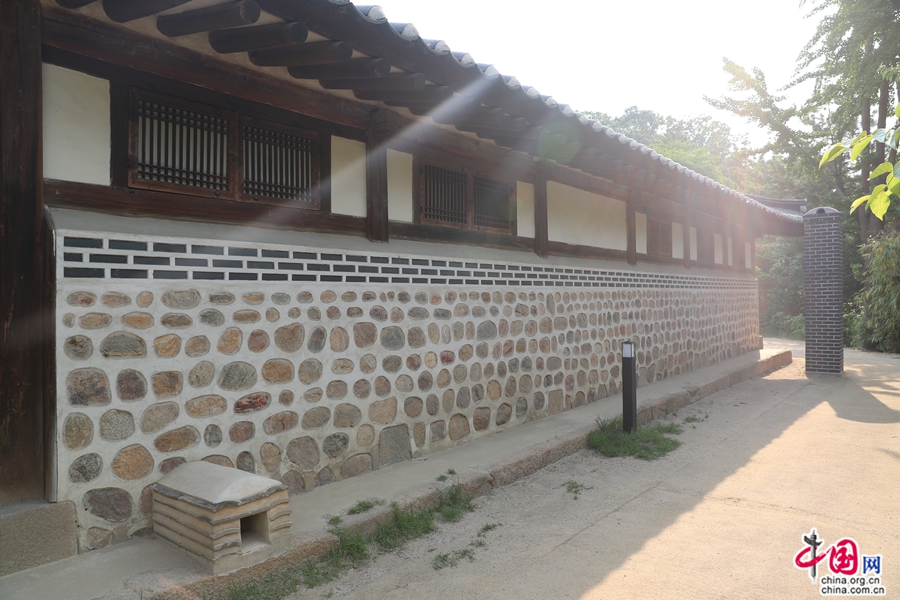 斋室两侧建筑起到围墙之用