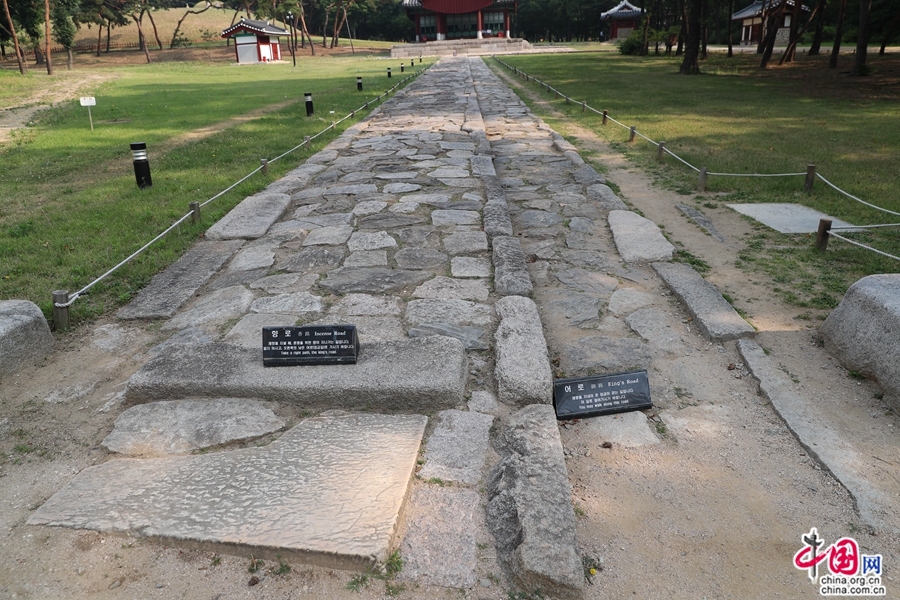 宣陵前的神路分为香路与御路