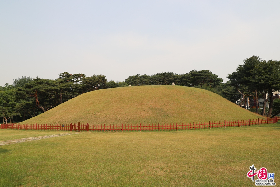 靖陵封土东侧