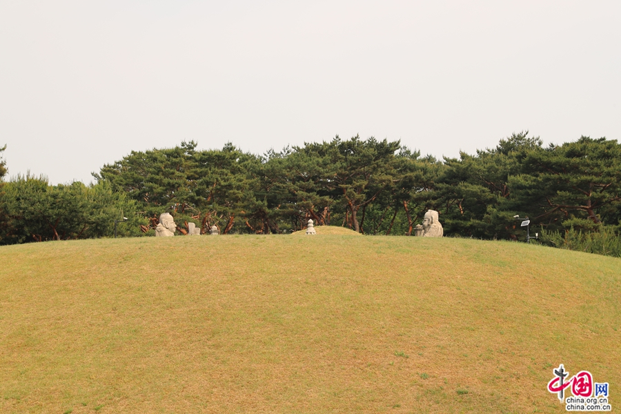 靖陵封土堆上陈列着石像生