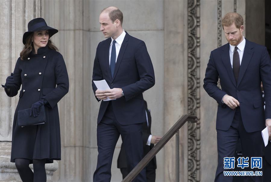 12月14日，在英国伦敦，威廉王子（中）、凯特王妃与哈里王子参加完悼念活动后走出圣保罗大教堂。