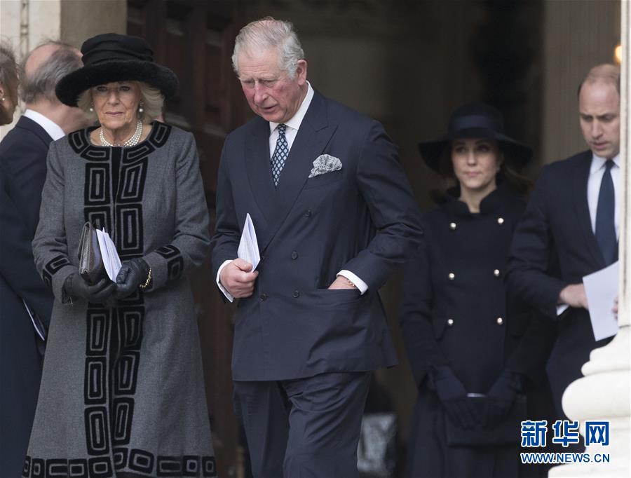 12月14日，在英國倫敦，查爾斯王子（前左二）與妻子卡米拉（前左一）參加完悼念活動後走出聖保羅大教堂。