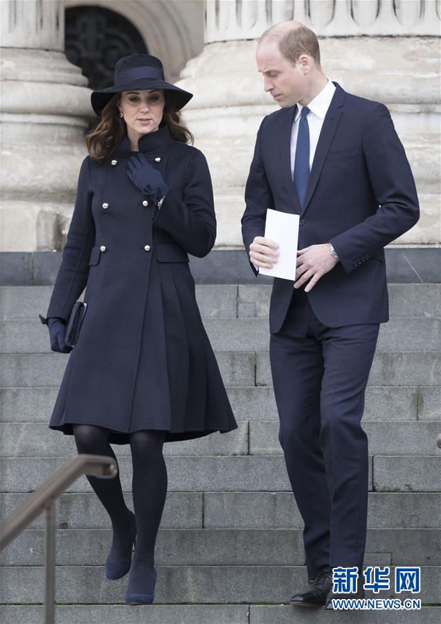 12月14日，在英国伦敦，威廉王子与凯特王妃参加完悼念活动后走出圣保罗大教堂。