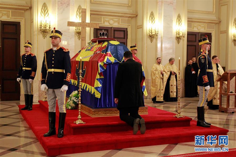 12月14日，在罗马尼亚首都布加勒斯特，一名男子在罗马尼亚前国王米哈伊一世的灵柩前悼念。