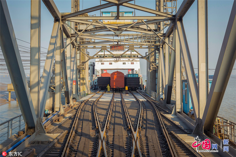 12月14日,江苏新长铁路,装满货物的渡轮.杨诚/东方ic