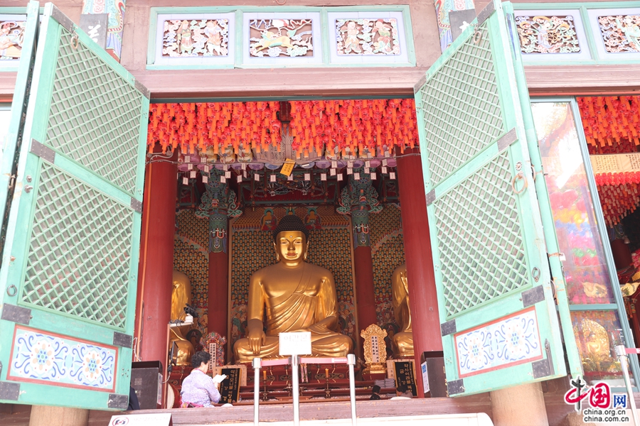 曹溪寺大雄殿中央置释迦佛坐像