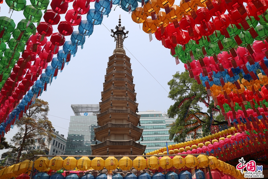 曹溪寺大雄殿前广场的七层舍利塔