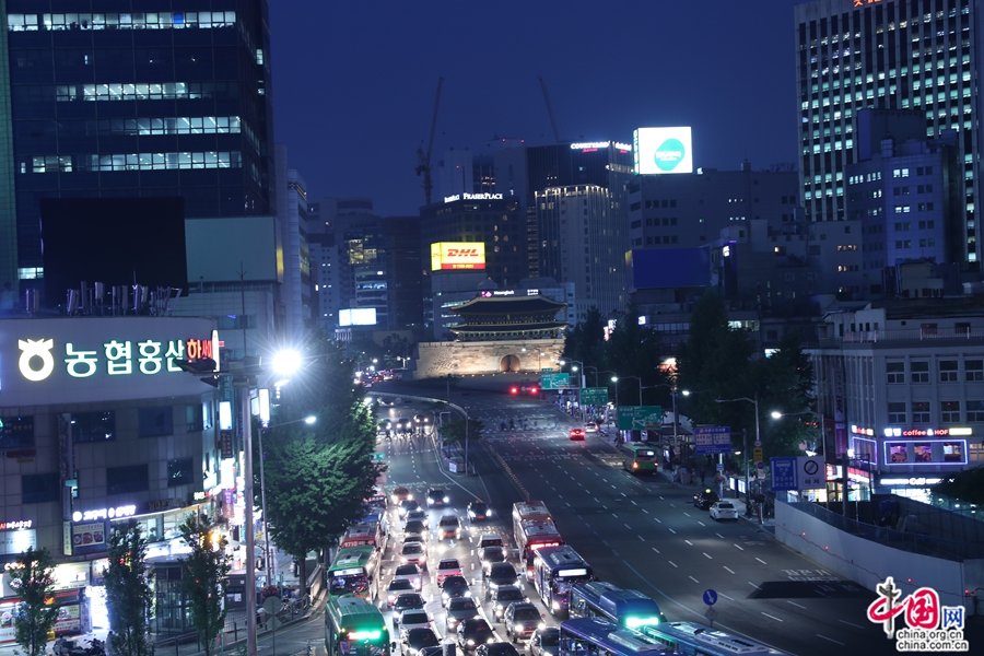 夜色中的南大门