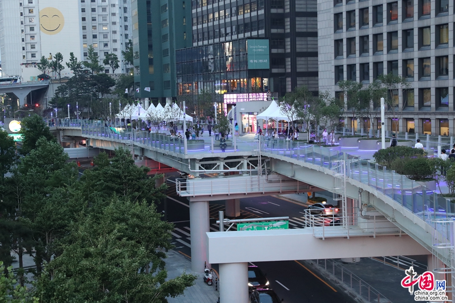 首尔空中花园由200多个当地品种的树木、花草构成一条植物通道