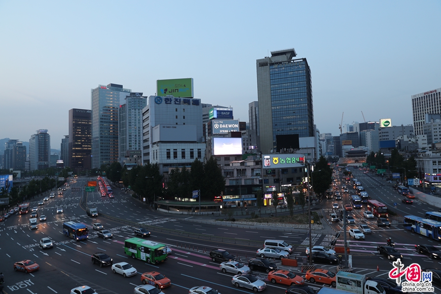 从首尔空中花园俯瞰车水马龙