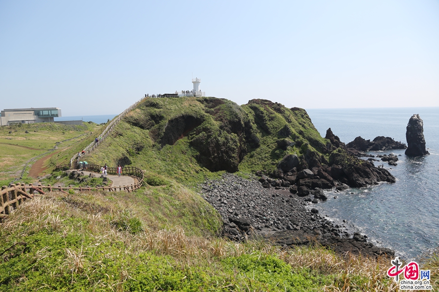 涉地岬一端建有灯塔