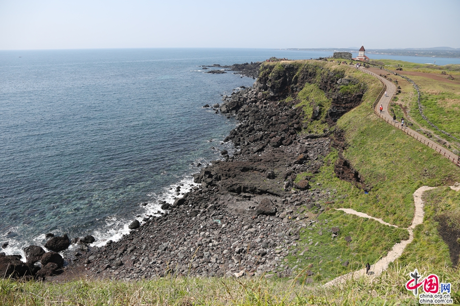 涉地岬的海岸线崎岖而优美