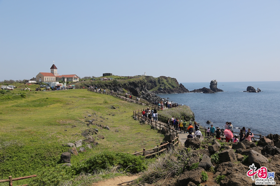 涉地岬教堂位于海岸之上