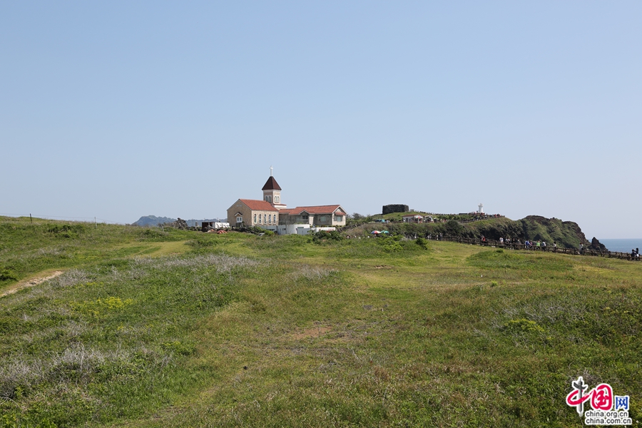 宽阔的草地间的涉地岬教堂