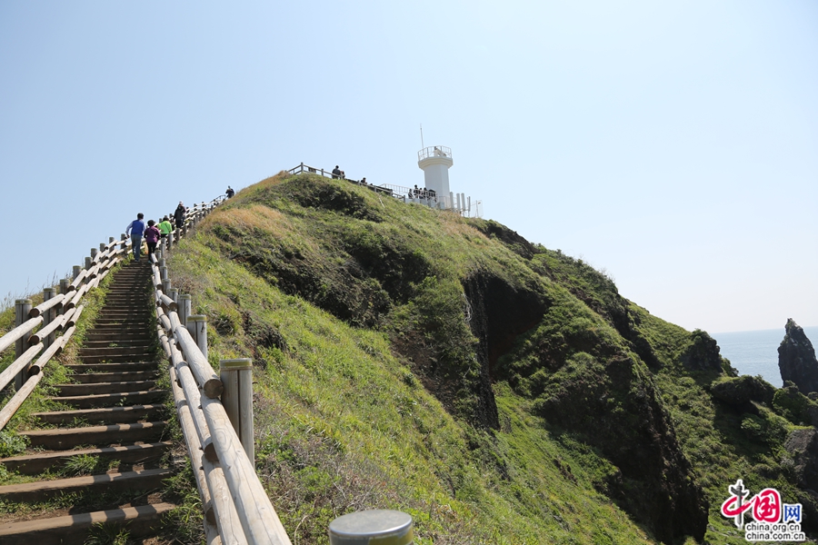 涉地岬灯塔位于较高的山坡顶