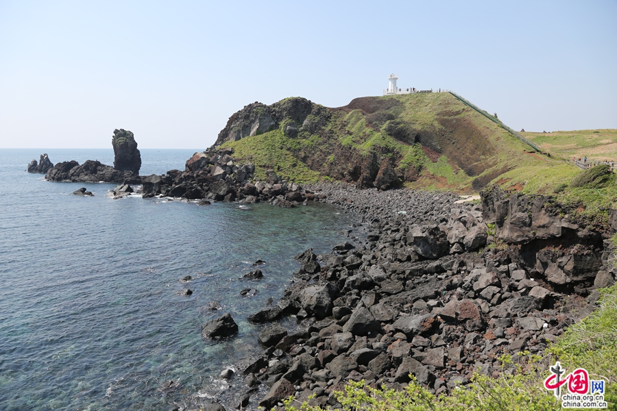 涉地岬灯塔建于地势较高的山坡之上