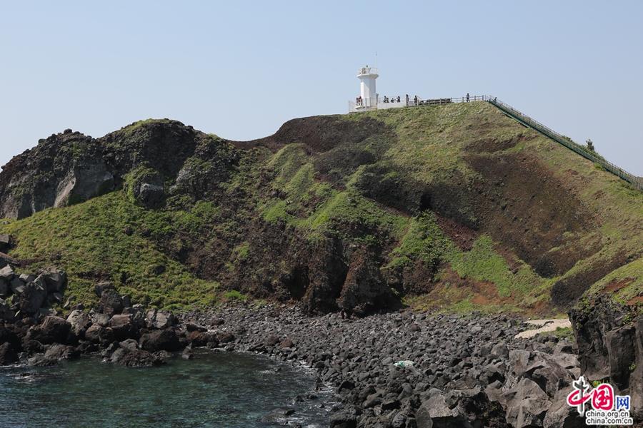 涉地岬灯塔建于地势较高的山坡之上