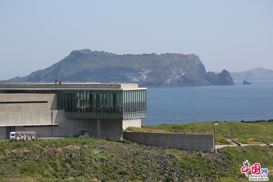 从玻璃屋能眺望到城山日出峰