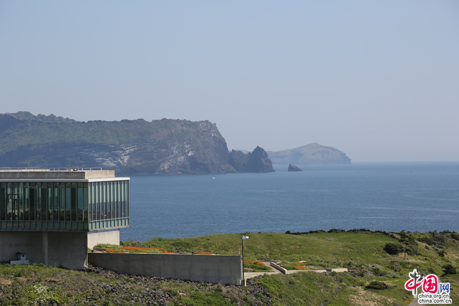 城山日出峰的后面是牛岛