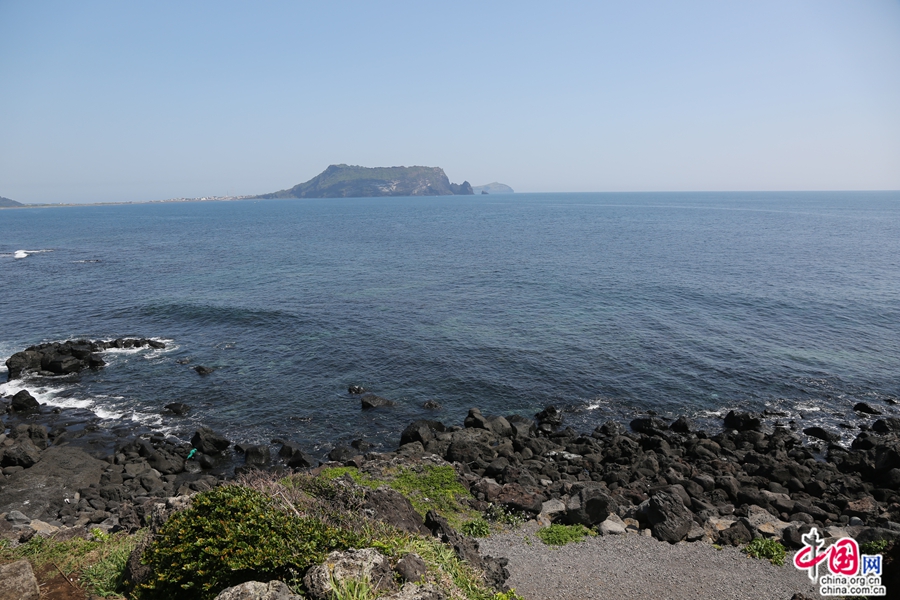 远眺城山日出峰与牛岛