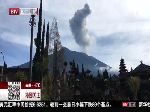 摄影师用镜头记录印尼火山喷发瞬间