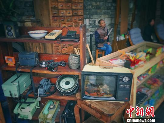 成都上世纪复古器物亮相街头寻儿时记忆