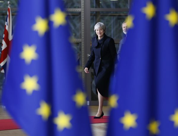  資料圖片：2017年12月14日，英國首相特雷莎·梅抵達比利時布魯塞爾的歐盟總部參加歐盟峰會。歐盟除英國以外的27國領導人15日在布魯塞爾舉行會議，宣佈英國“脫歐”第一階段談判已在“分手費”、愛爾蘭邊界以及歐盟在英公民權利等核心議題上取得“足夠進展”，可以開啟第二階段談判。新華社記者葉平凡攝