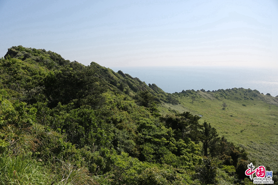 城山日出峰火山口深90米