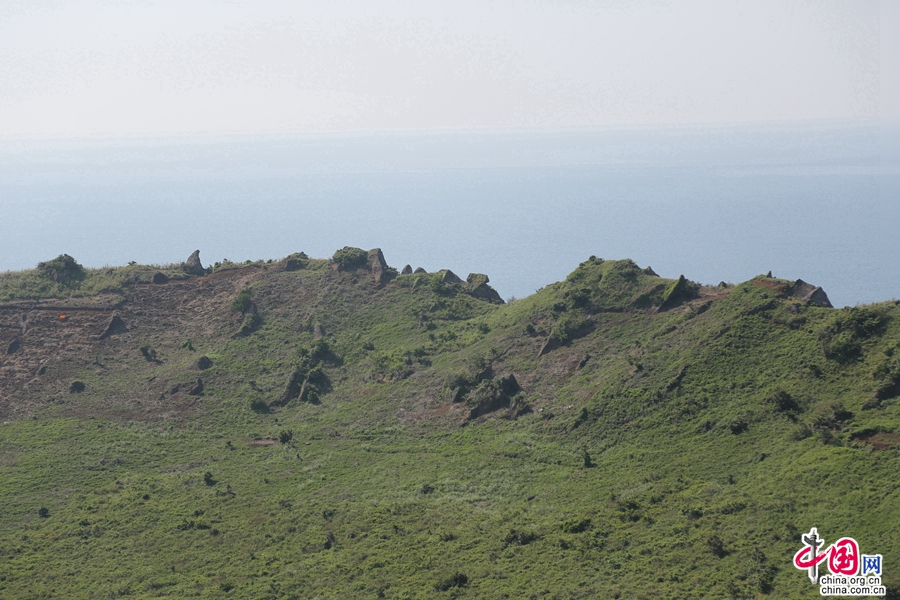 城山日出峰火山口四周绕着99块尖石