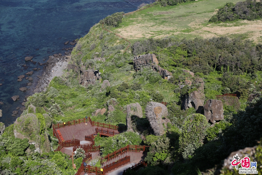 城山日出峰东南北三面是悬崖