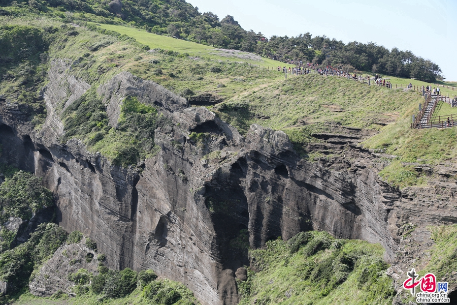 城山日出峰西北面是草坪山脊