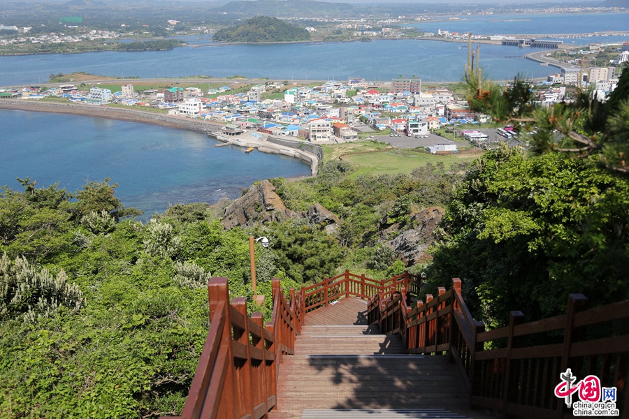 城山日出峰西北面与城山村相连