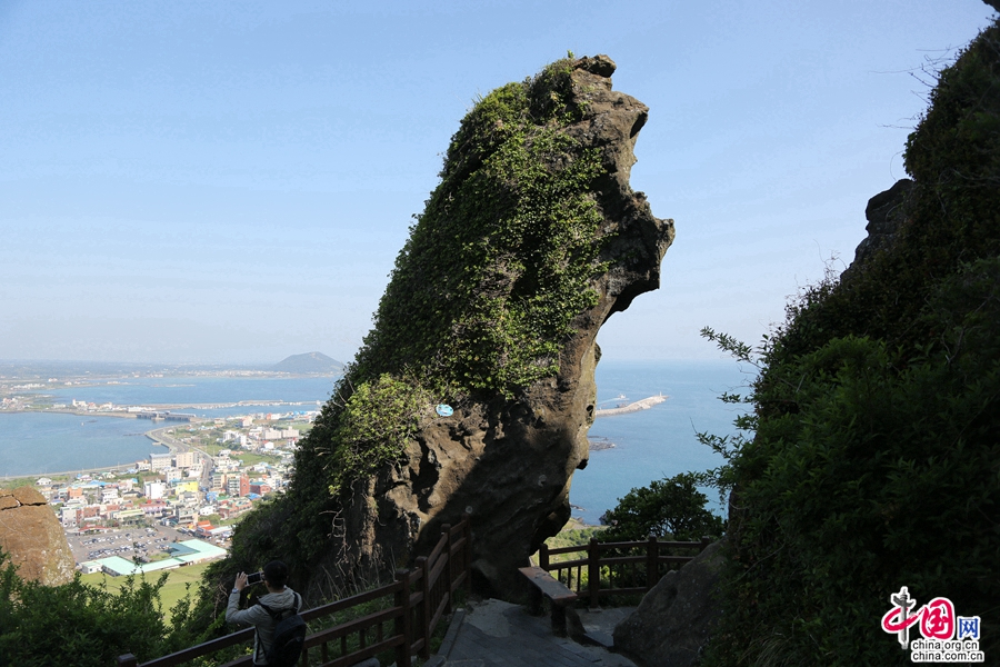 城山日出峰灯檠石