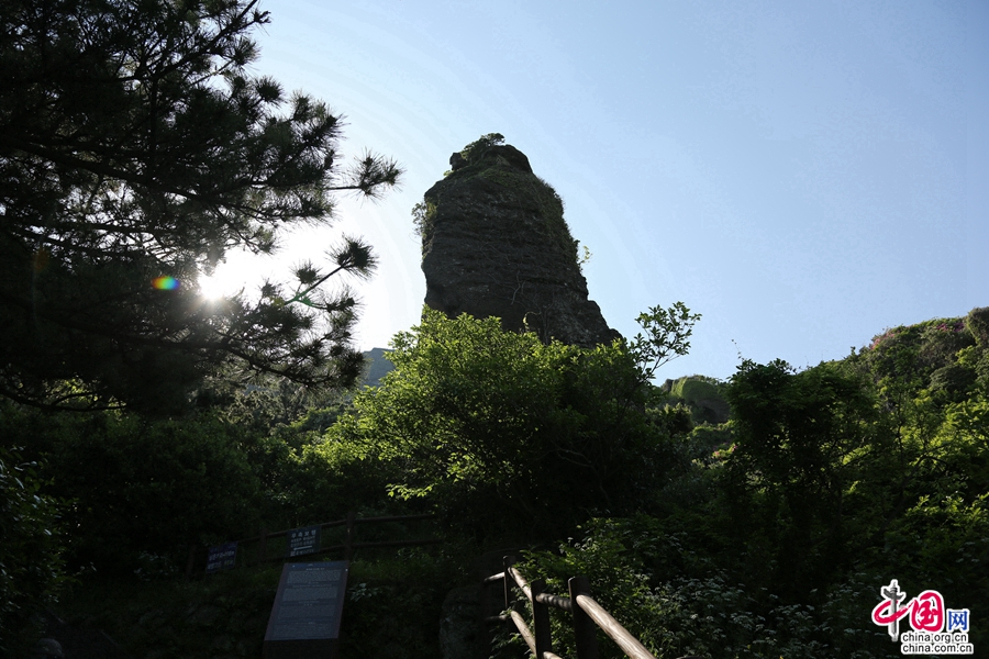 城山日出峰灯檠石