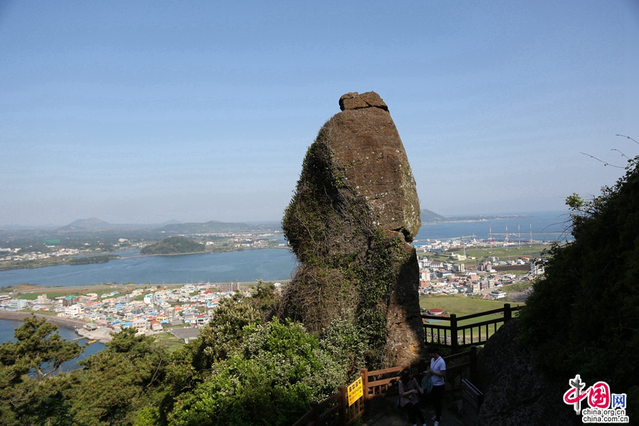 城山日出峰灯檠石