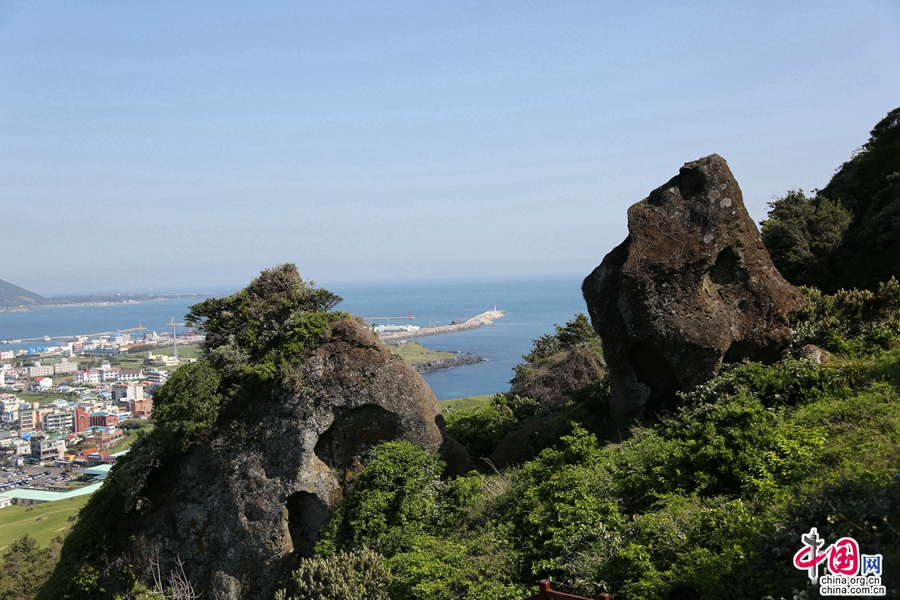 城山日出峰山上怪石遍布