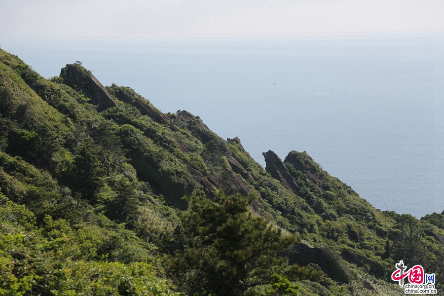 城山日出峰山上怪石遍布