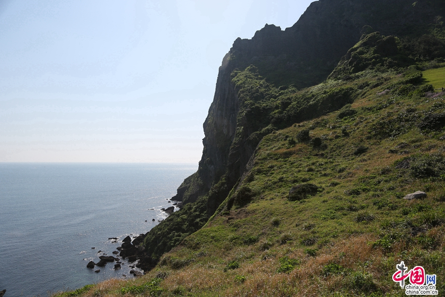 城山日出峰山东侧是悬崖