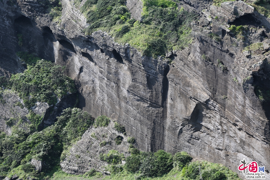 城山日出峰山东侧是悬崖