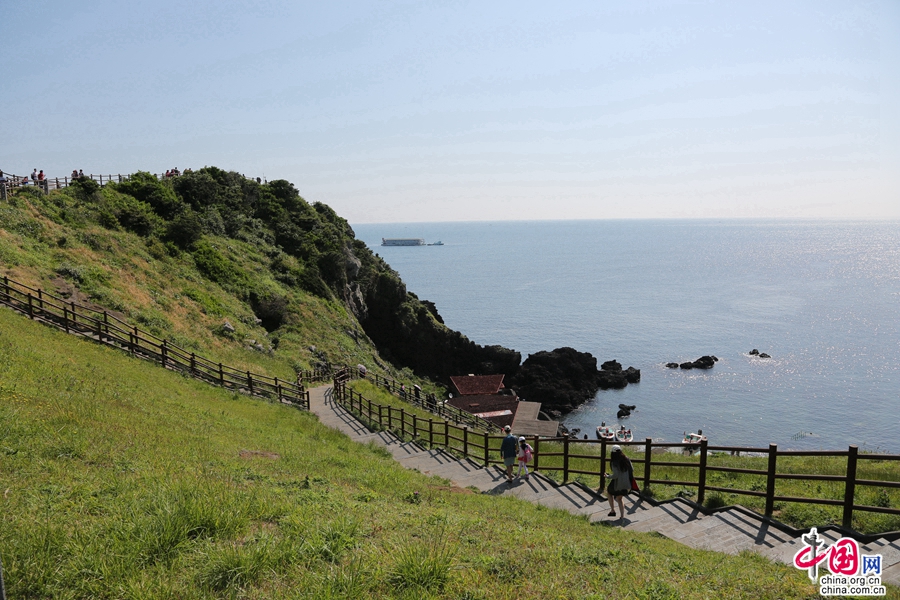 城山日出峰山西北侧有缓坡通往城山城