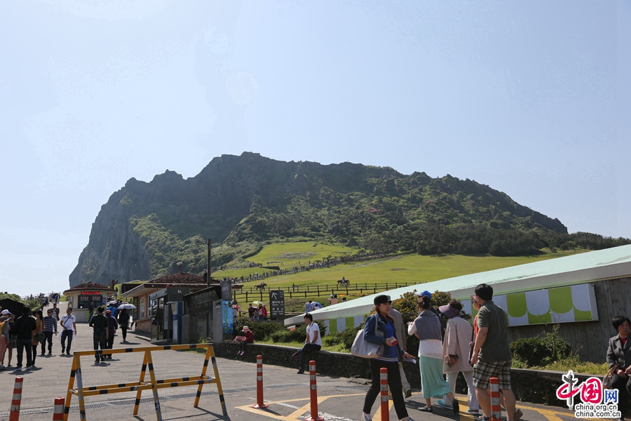 城山日出峰山西北侧有缓坡通往城山城