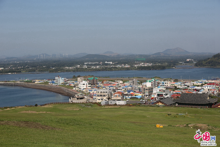 城山日出峰山西北侧有缓坡通往城山城