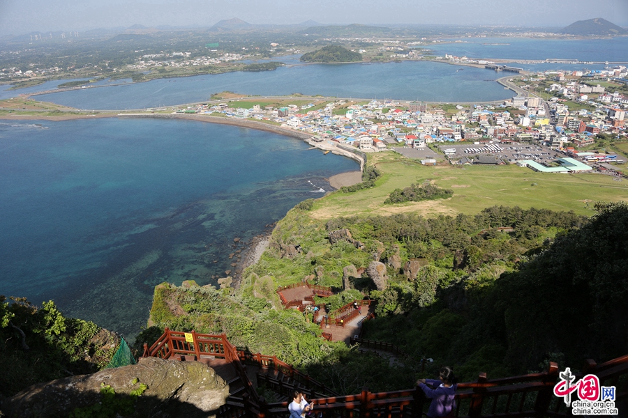 城山日出峰山西北侧有缓坡通往城山城