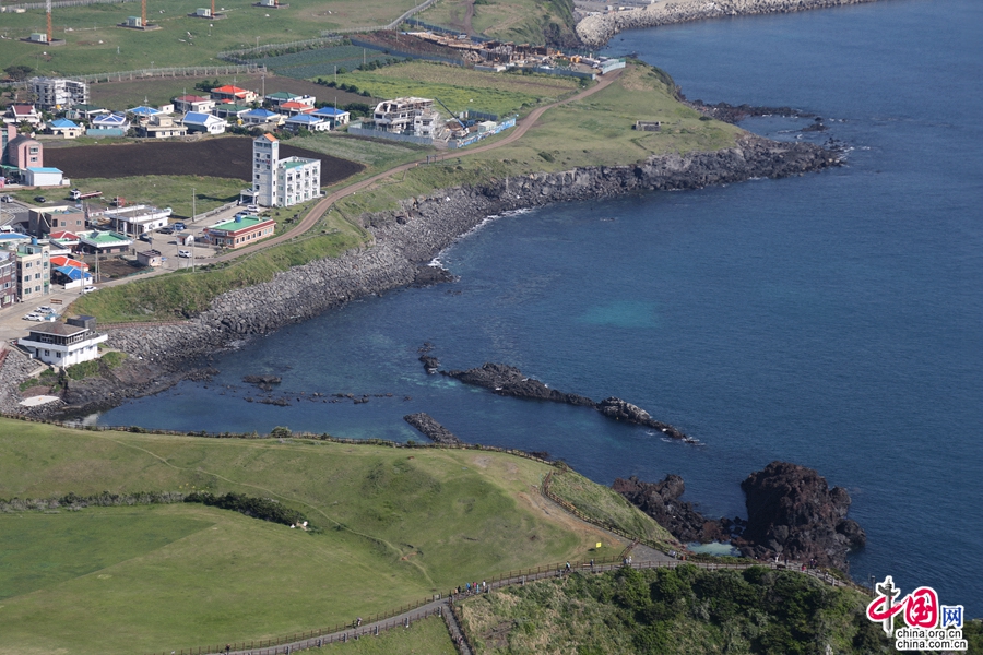 城山日出峰山西北侧有缓坡通往城山城