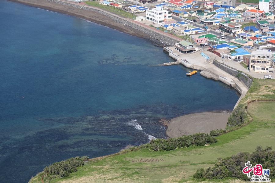 城山日出峰山西北侧有缓坡通往城山城