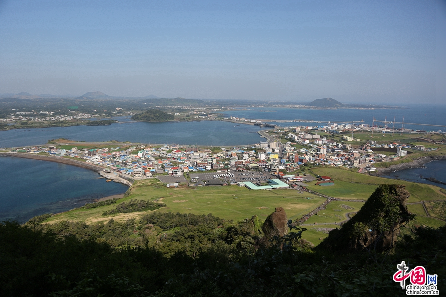 城山日出峰山西北侧有缓坡通往城山城